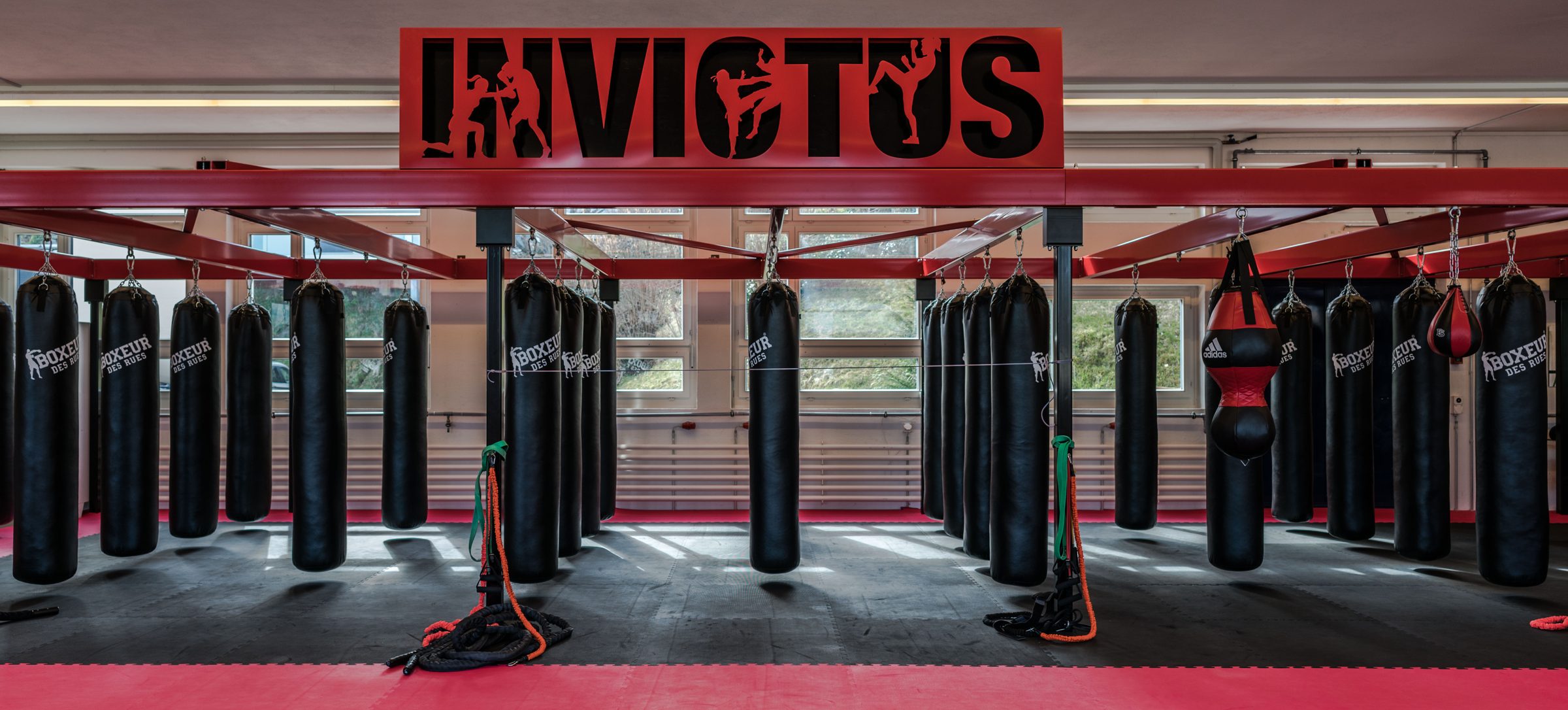 Trainingsraum von Invictus Training in Horgen mit Boxsäcken
