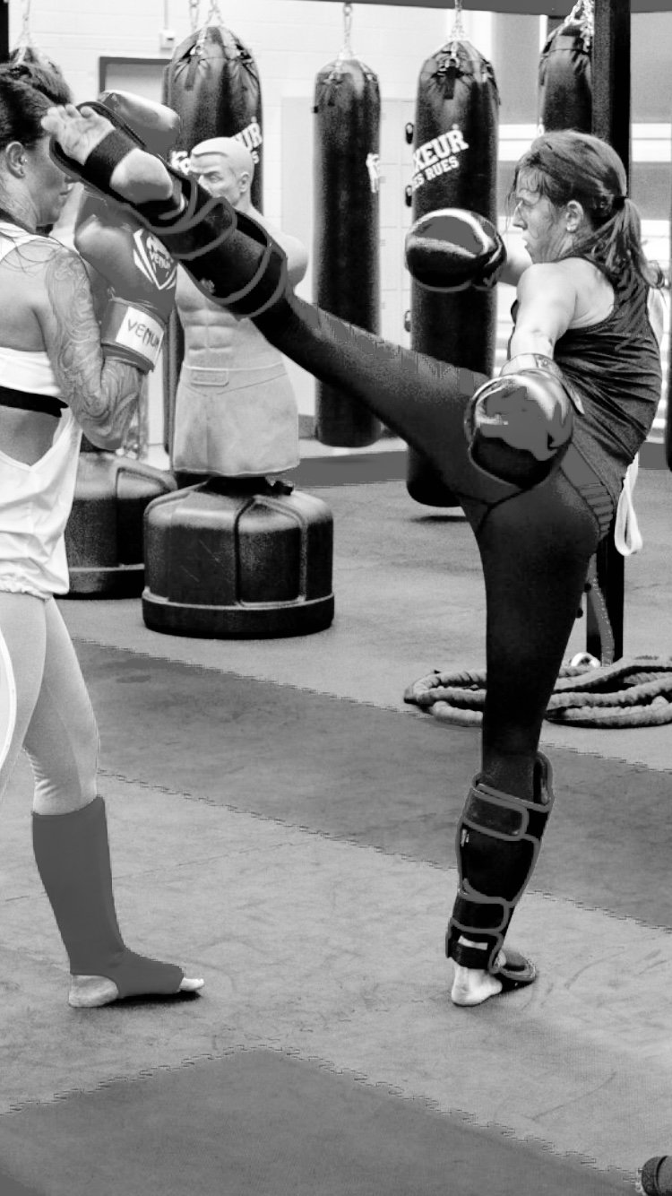 Thai-Kickboxen Kick im Training bei Invictus Horgen